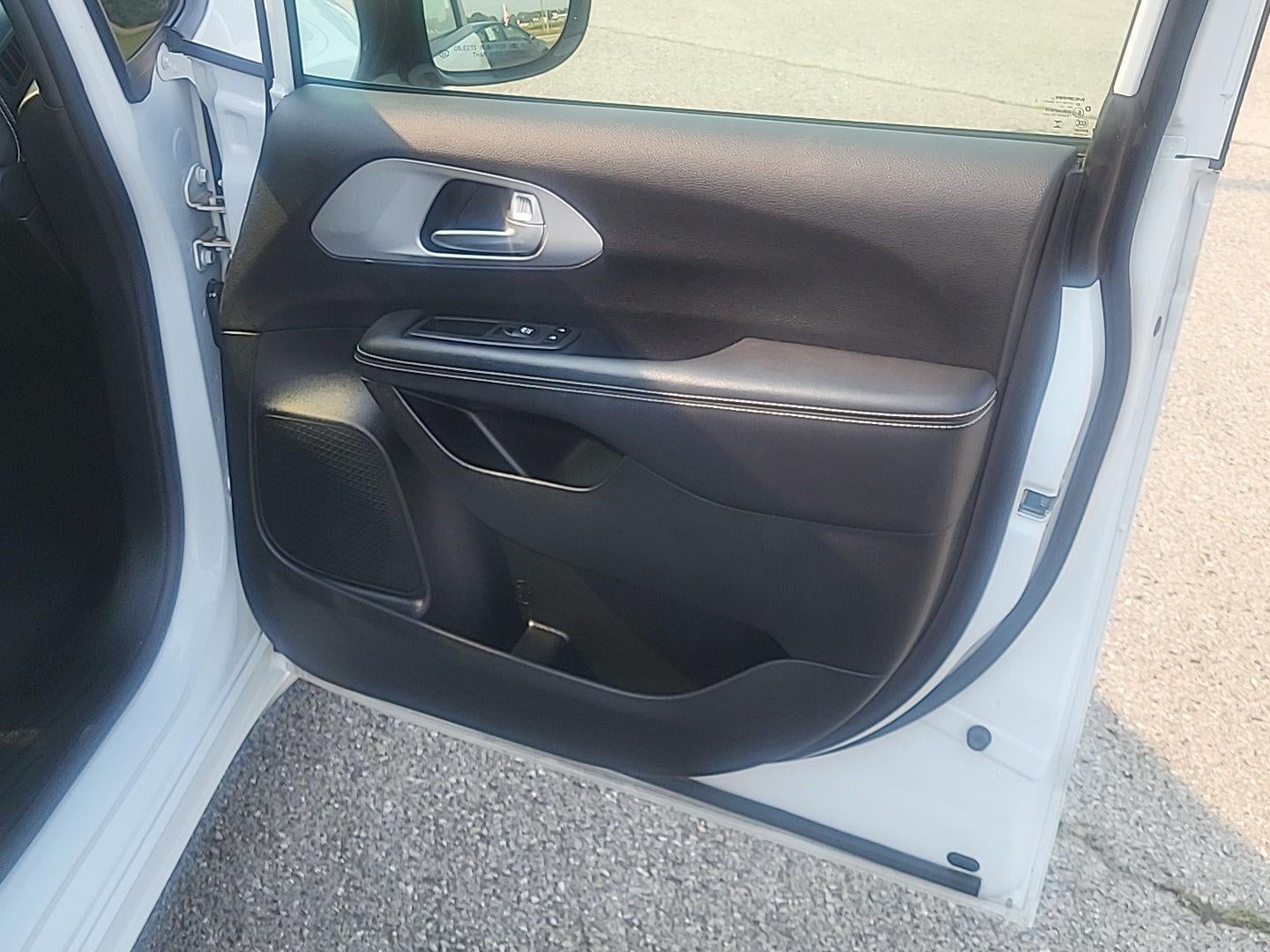 2024 Chrysler Pacifica Hybrid S Appearance Pkg