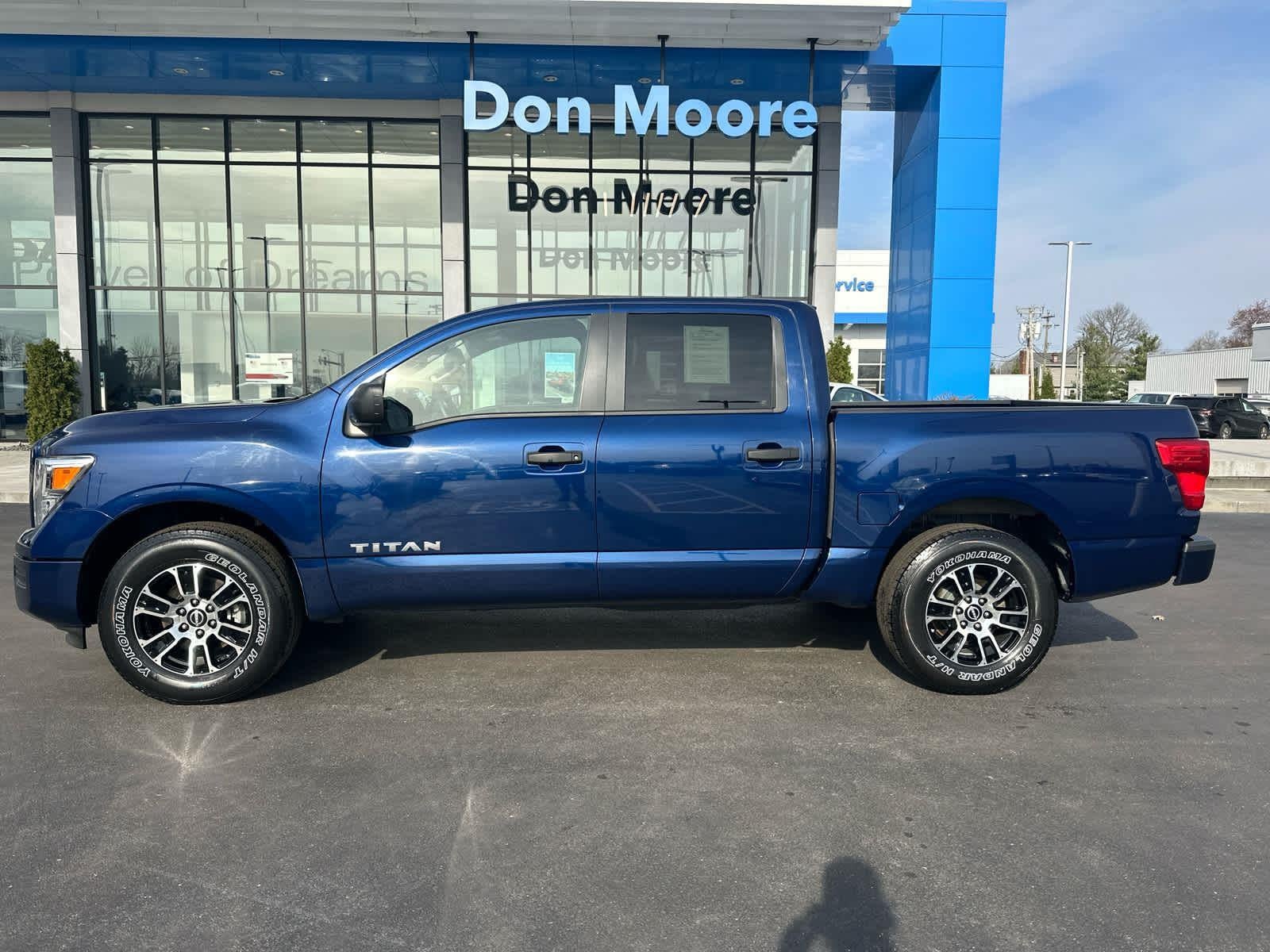 2023 Nissan TITAN SV