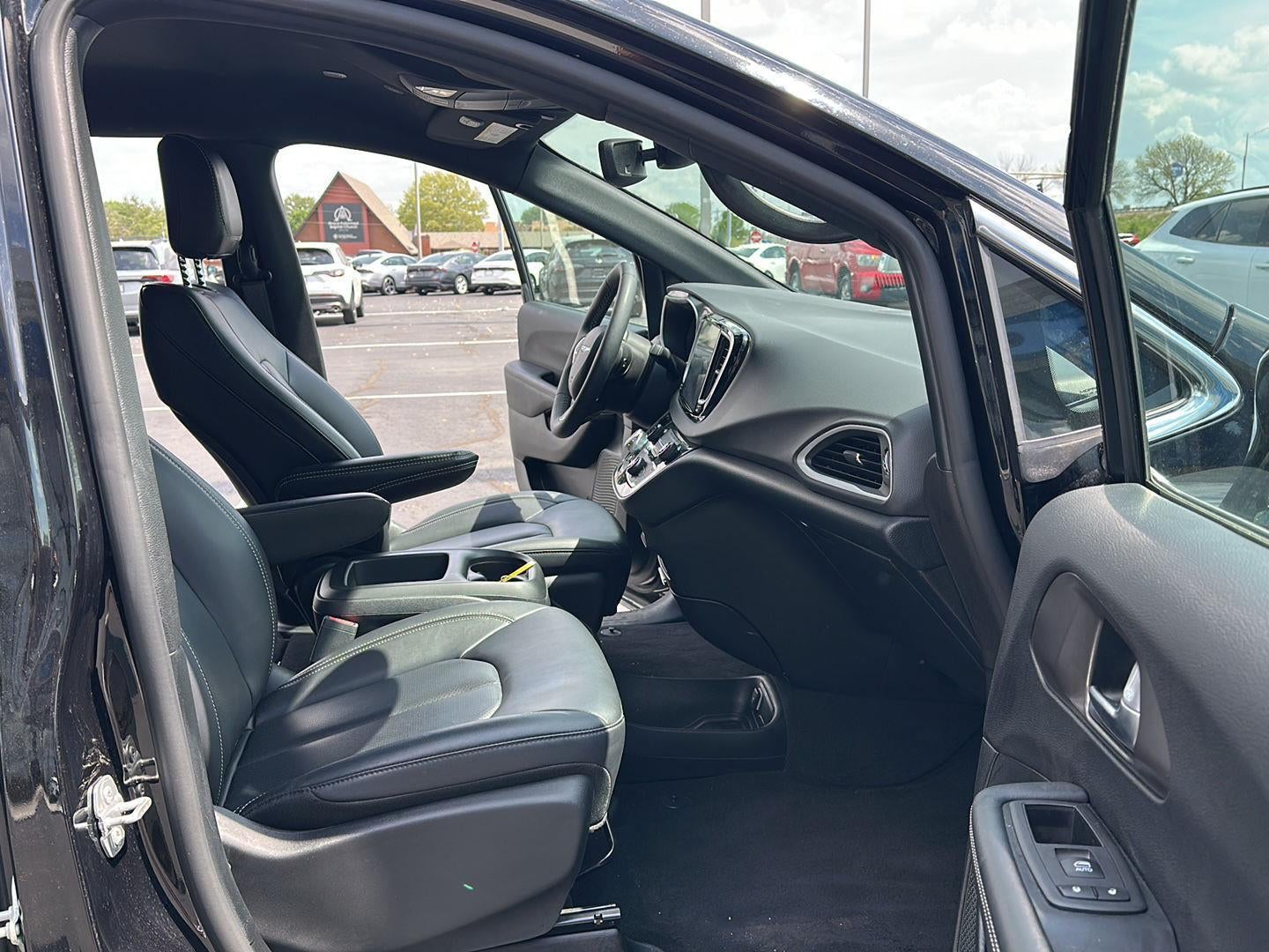 2025 Chrysler Pacifica Select