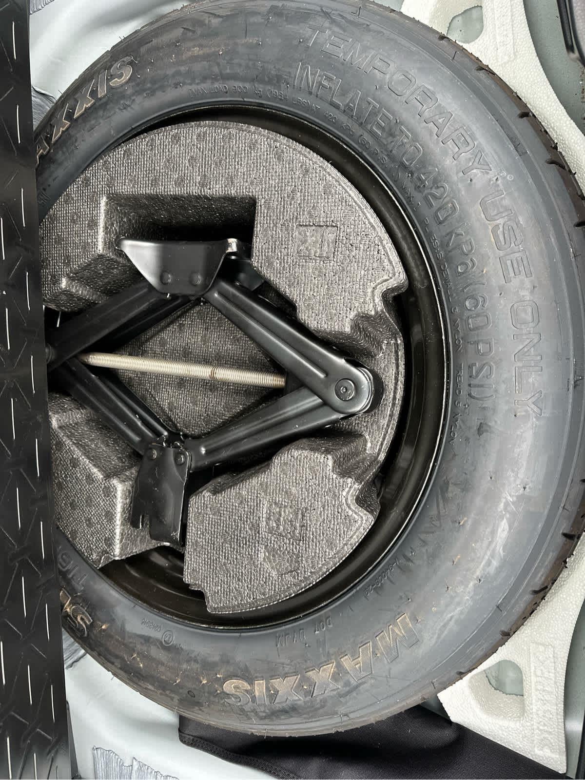 2025 TOYOTA TRUCK RAV4 HYBRID LE