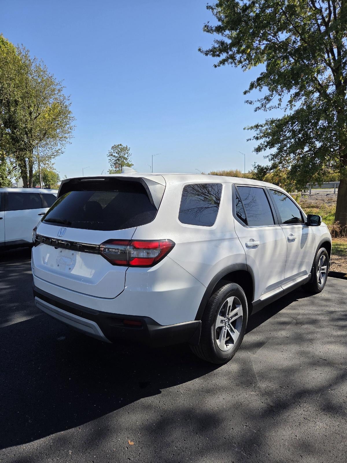 2023 Honda Pilot EX-L w/Rear Captain's Chairs