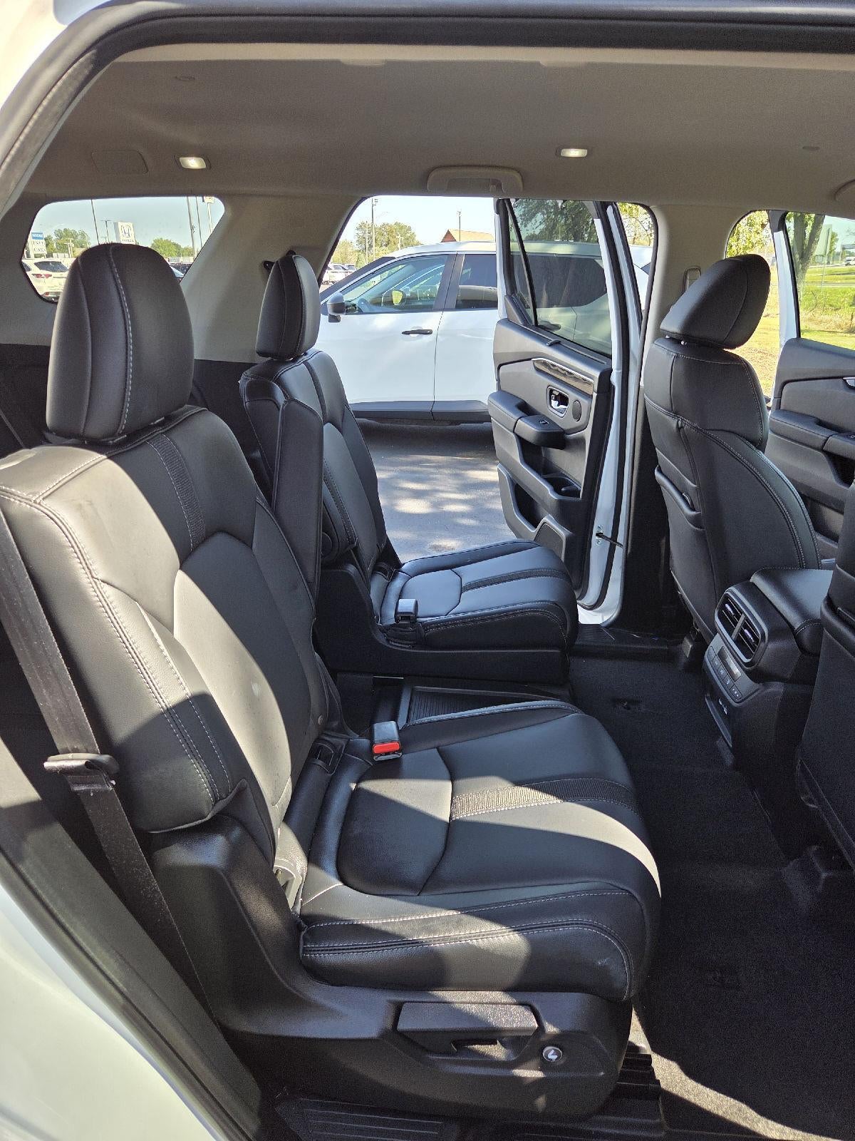 2023 Honda Pilot EX-L w/Rear Captain's Chairs