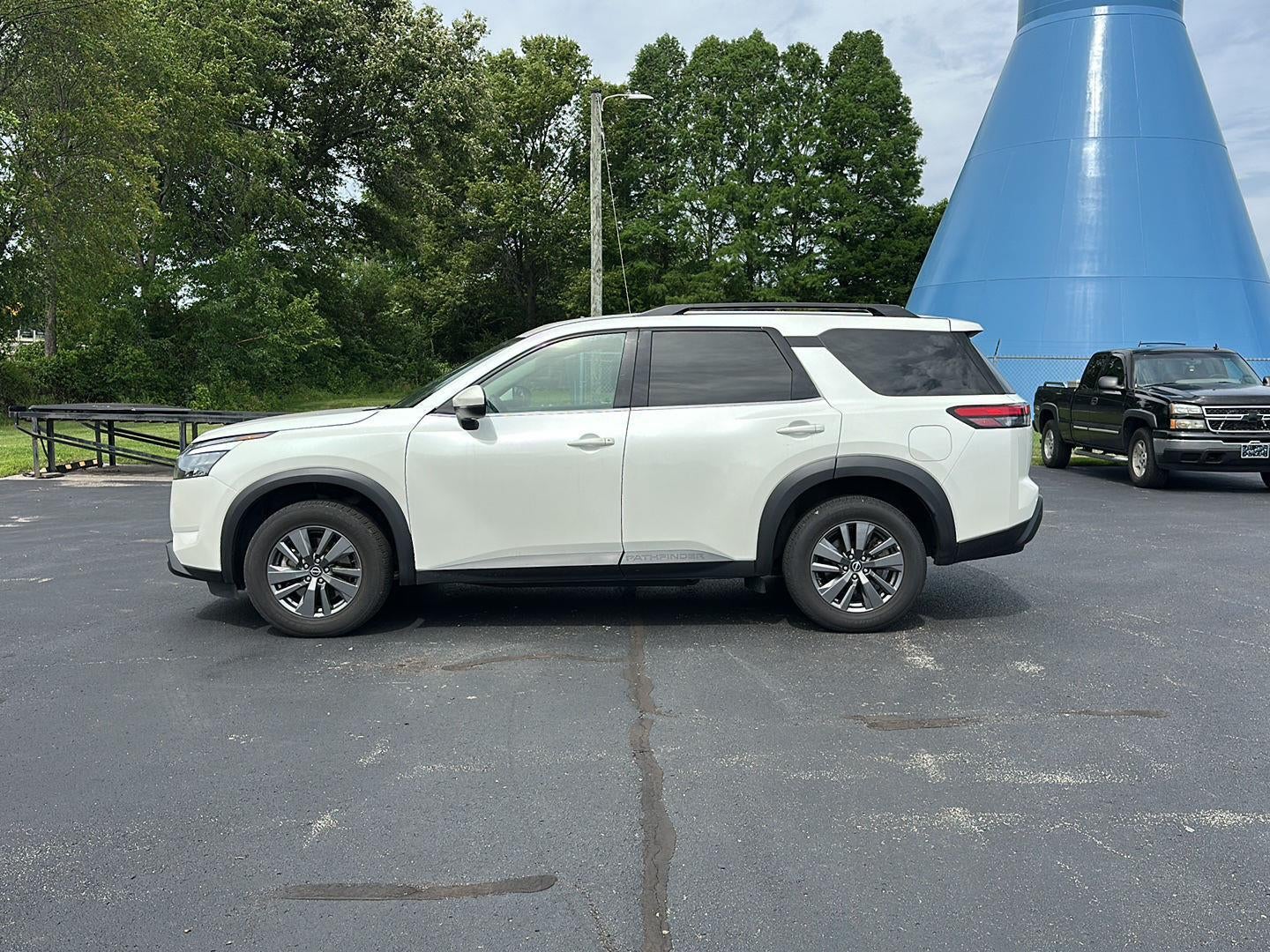 2024 Nissan Pathfinder SV