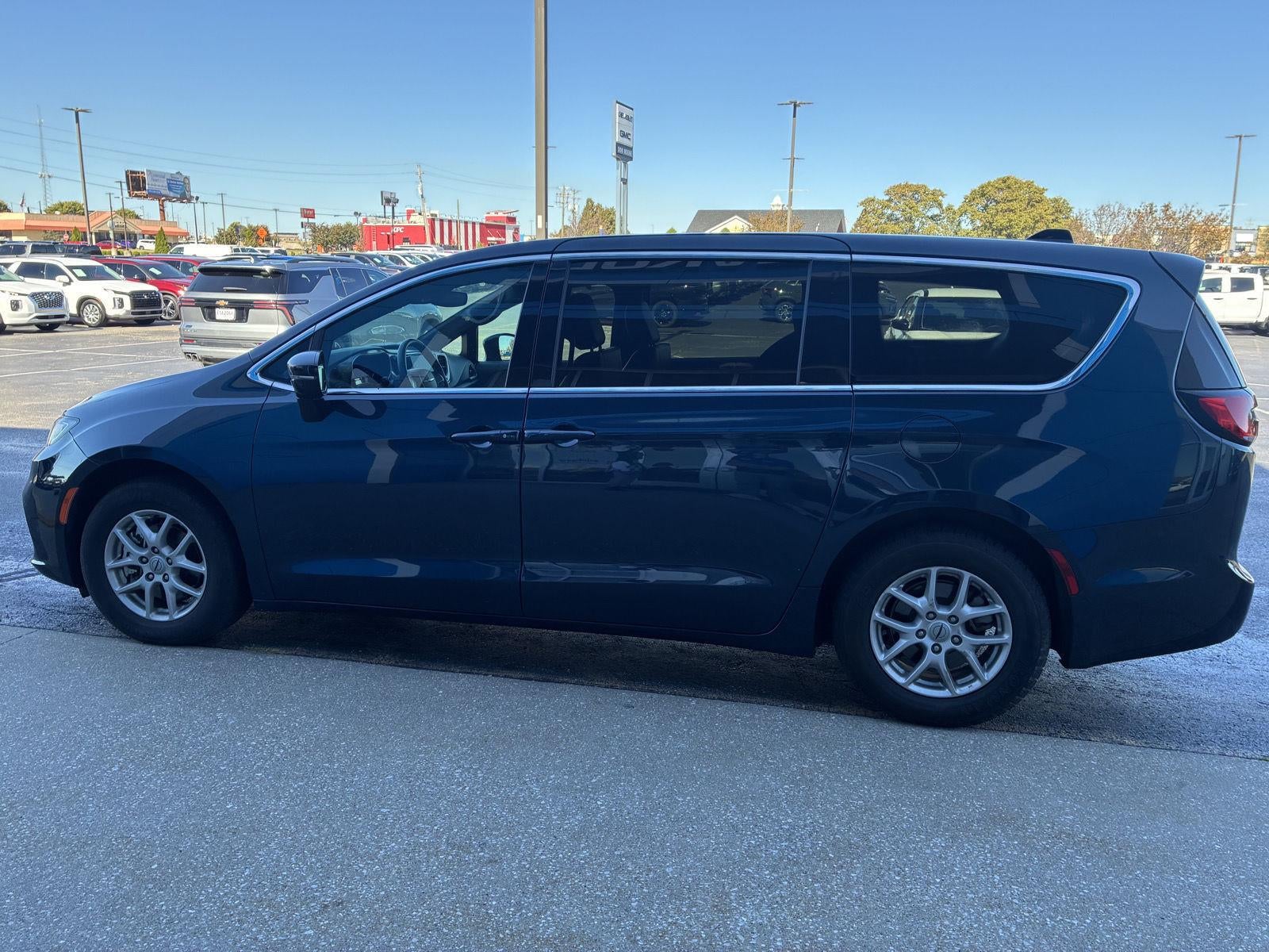 2025 Chrysler Pacifica Select