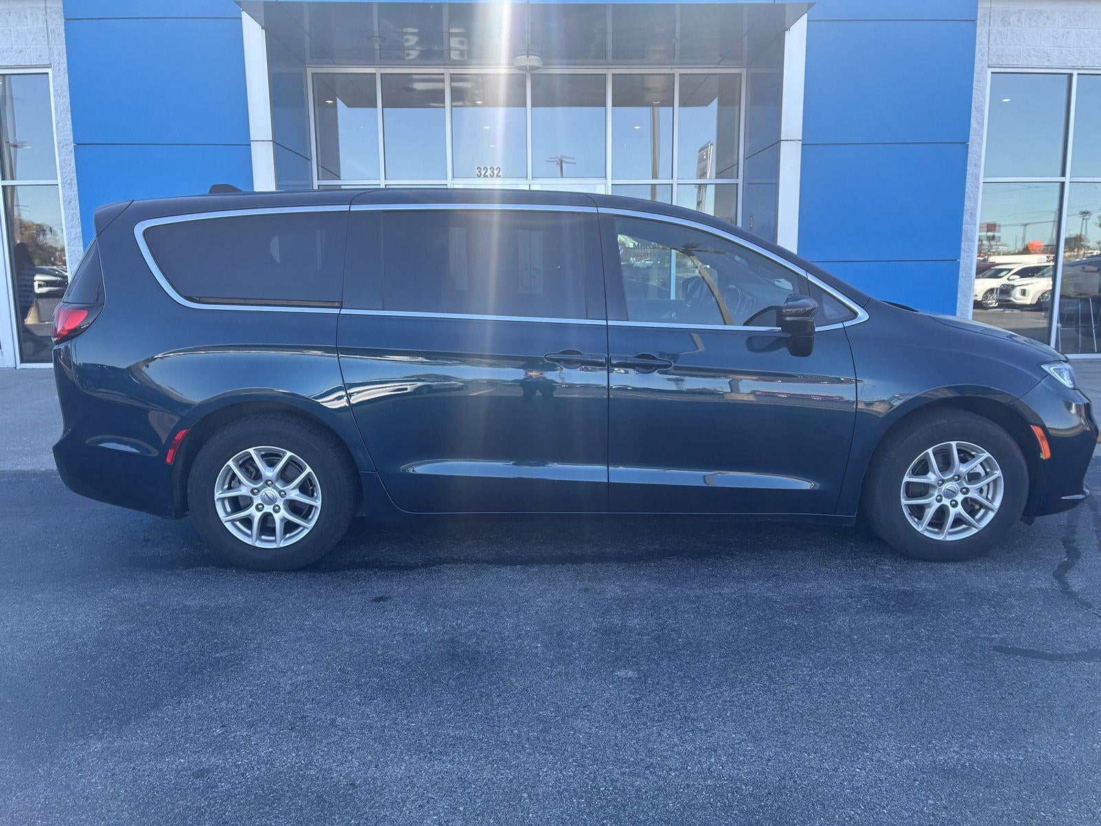2025 Chrysler Pacifica Select