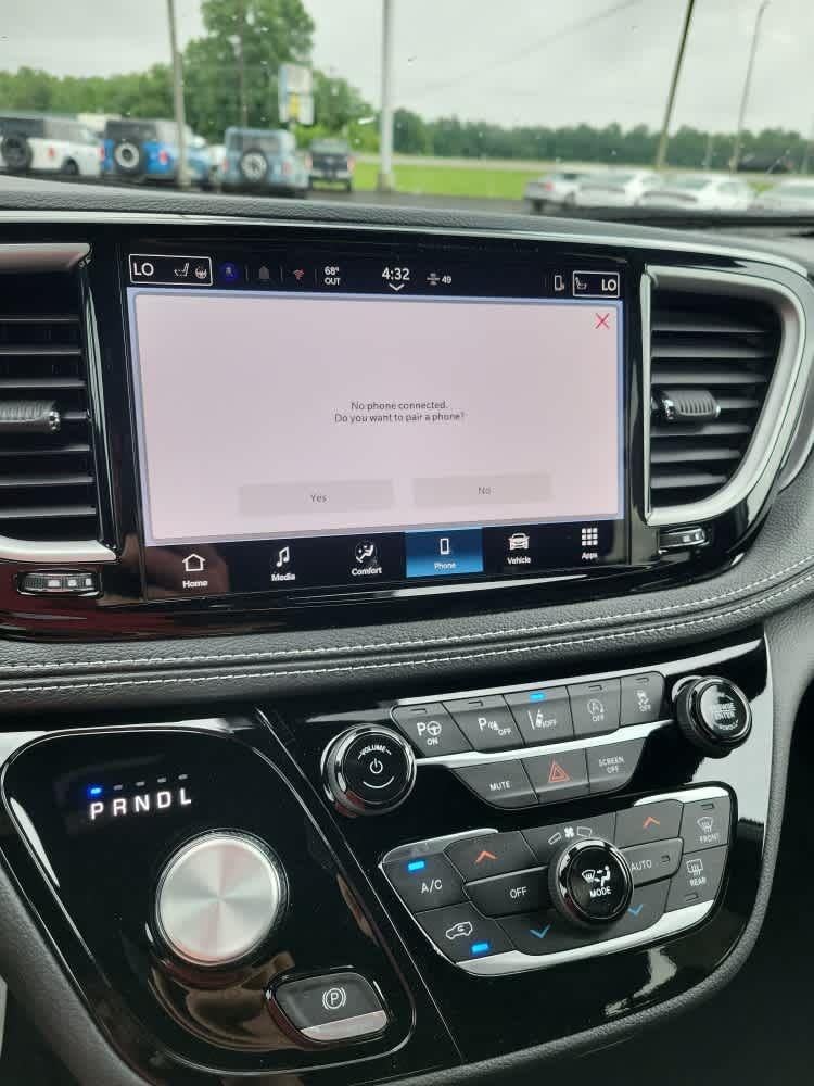 2025 Chrysler Pacifica Select